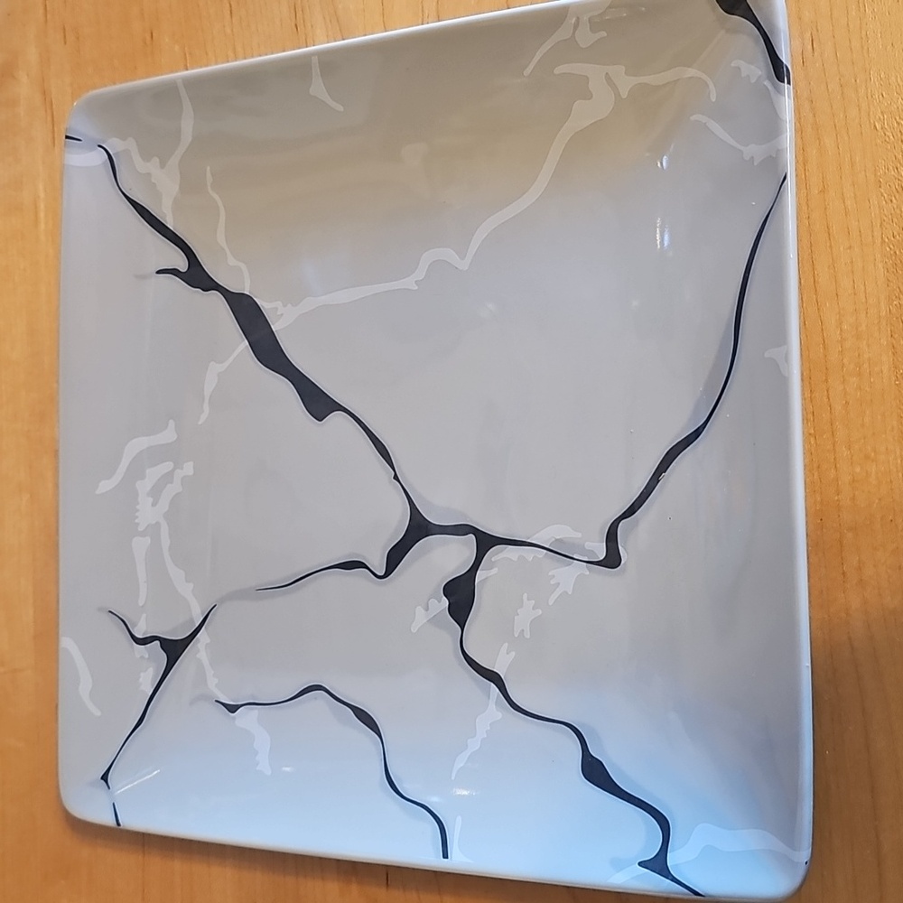 Short Stories Set of 4 Plates NIB